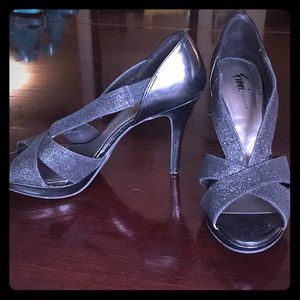 Size 7 Fioni heels!