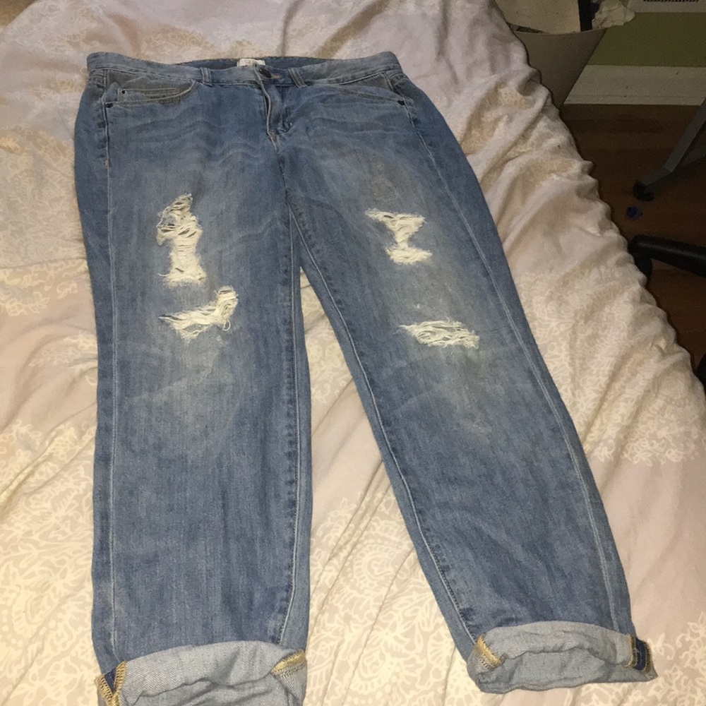Distressed Boyfriend Capri-style