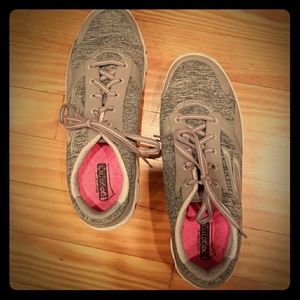 Goga mat Skecher tennis shoes