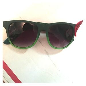 Peter Pan sunglasses 🕶