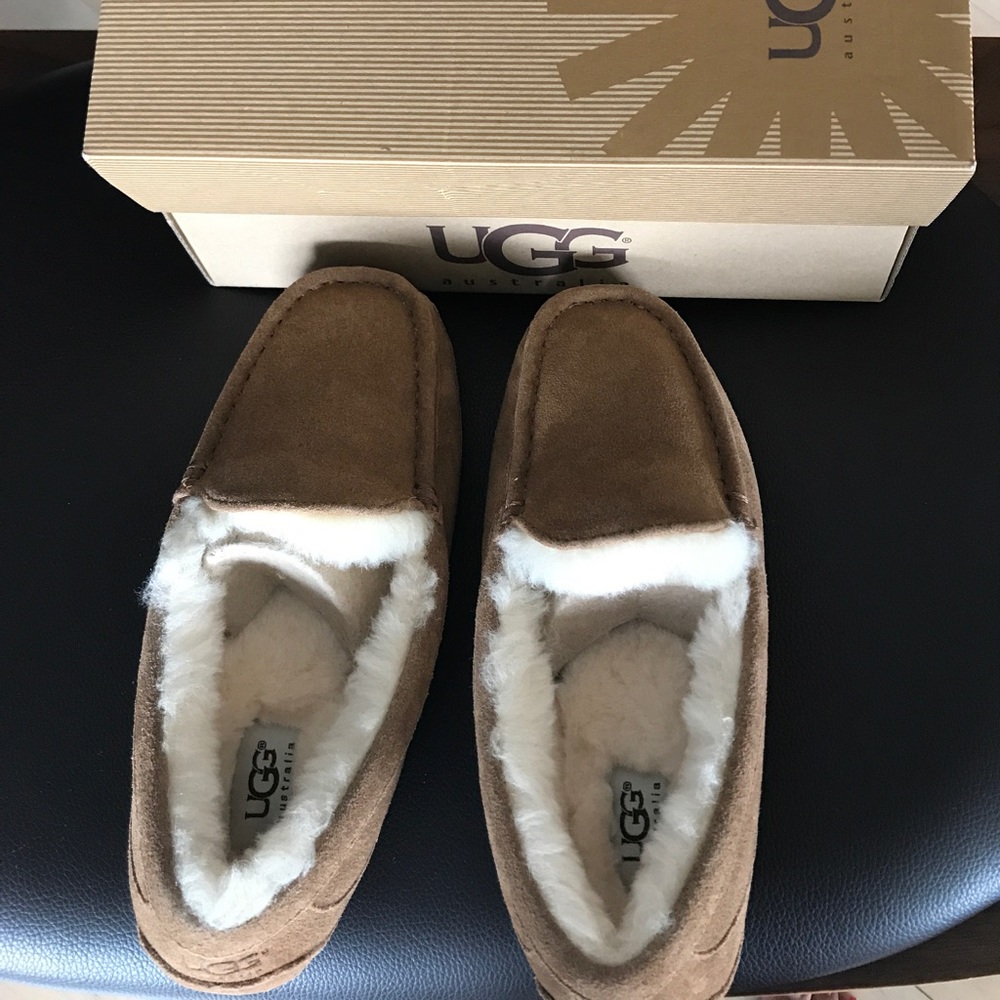 Ugg K Ascot kid shoes size 4 brand new in box