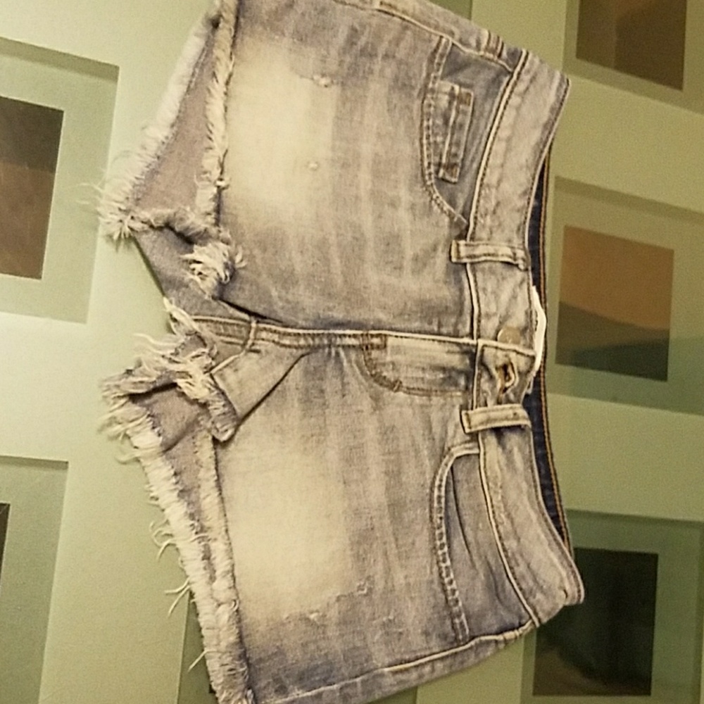 5 pocket light denim frayed edges Jean shorts