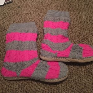 Pink and Gray striped slippers ‼️FINAL MARKDOWN ‼️