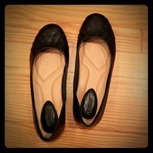 Black Earth flats...pretty tucks on toes