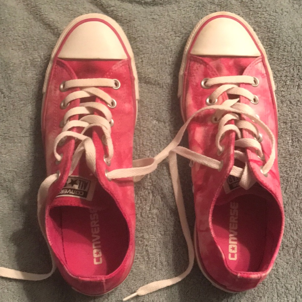 Converse tie-dyed.