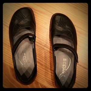 Cute, Naot black flats!!