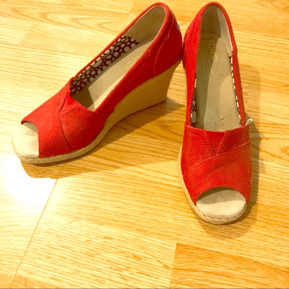 Red TOMS wedges
