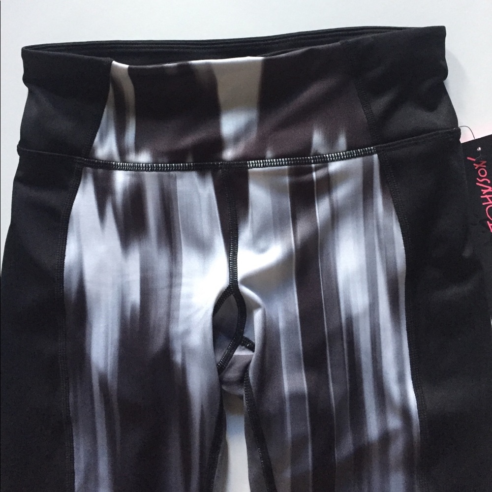 NWT Betsey Johnson Performance Crop Leggings - Picture 2 of 8