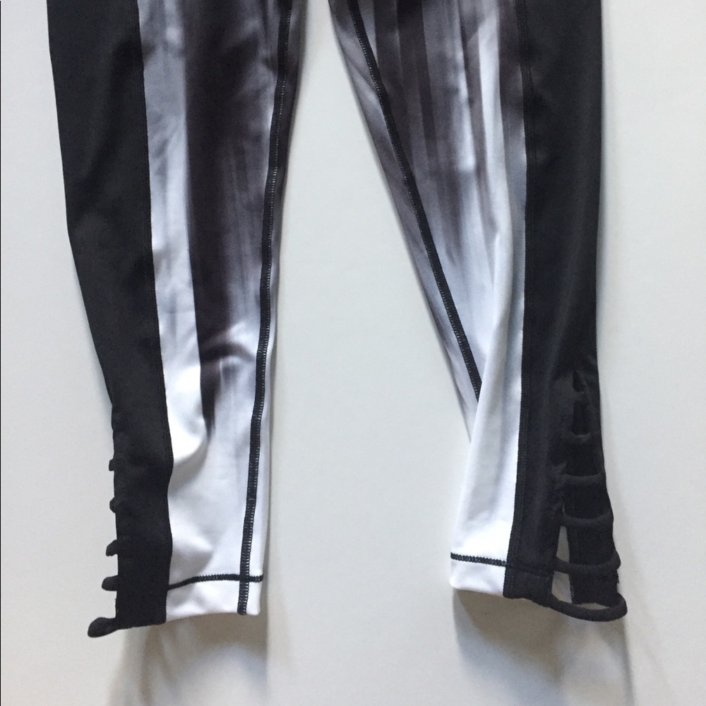 NWT Betsey Johnson Performance Crop Leggings - Picture 4 of 8