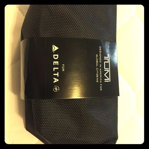 Tumi delta travel kit. Soft case