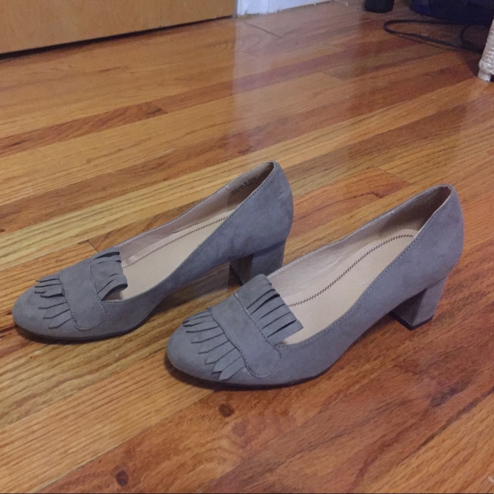 NWOT Chinese Laundry Fringe Faux Suede Pumps