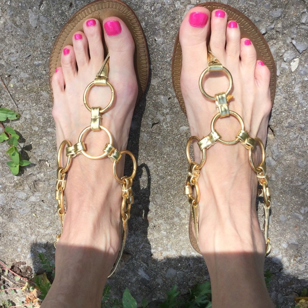 Dizzy .gold ring toed sandals. Leather. Gorgeous!