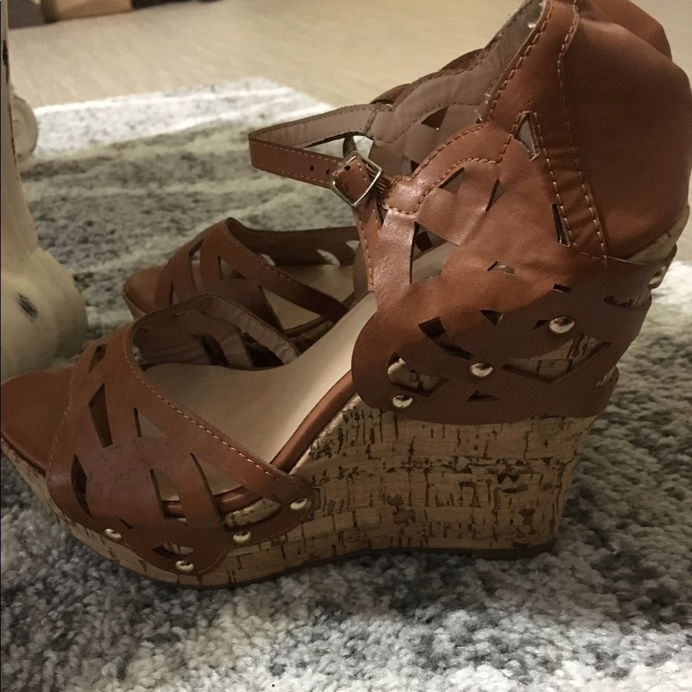 Black wedges and brown wedges