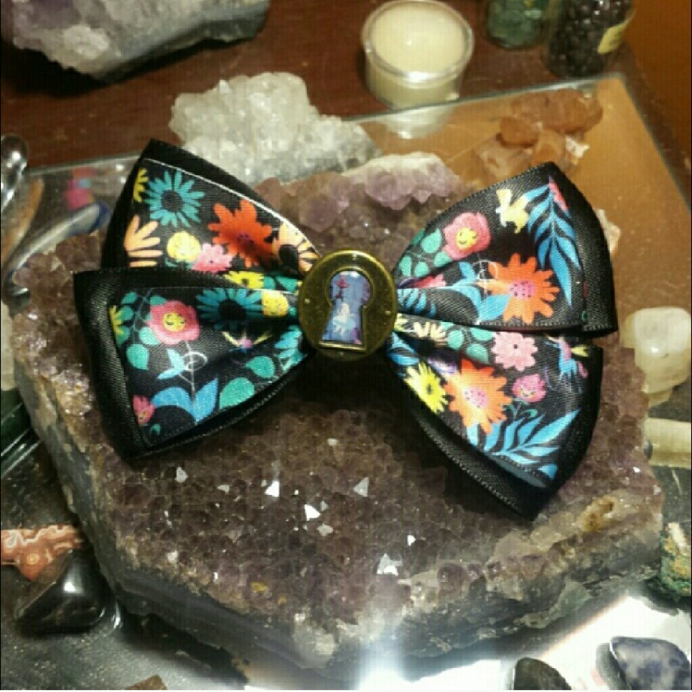 NWOT Alice in Wonderland Hair Bow