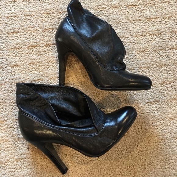 Report Shoes - Report black leather heels booties 5.5 new