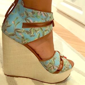 Cynthia Vincent blue/brown floral wedge size9.5/10