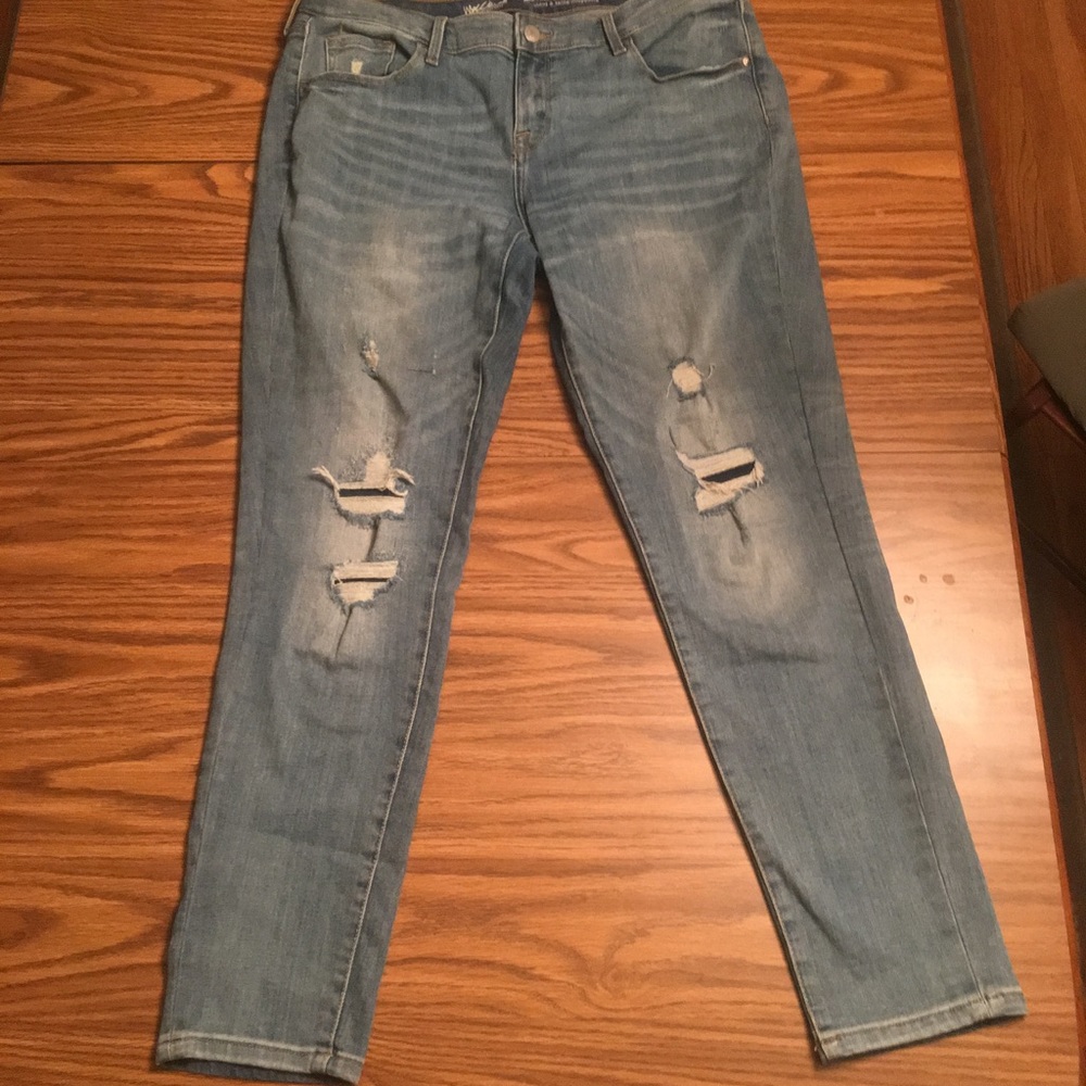 Distressed cropped jeans