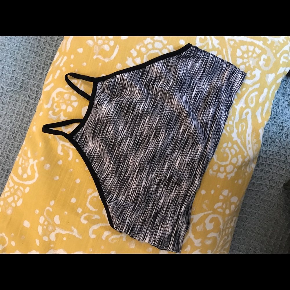 High neck sports bra