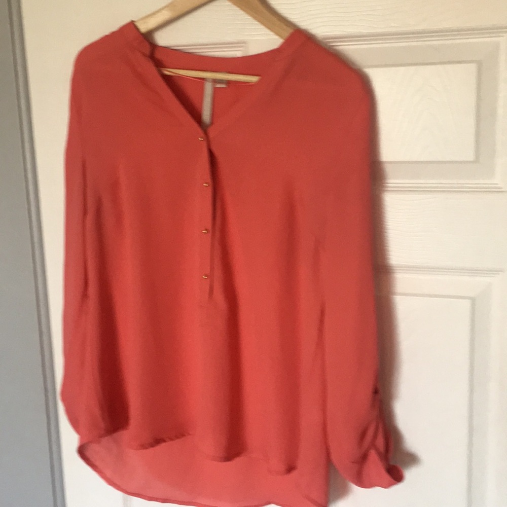 🖤Beautiful Coral Flowy Blouse with Gold detail