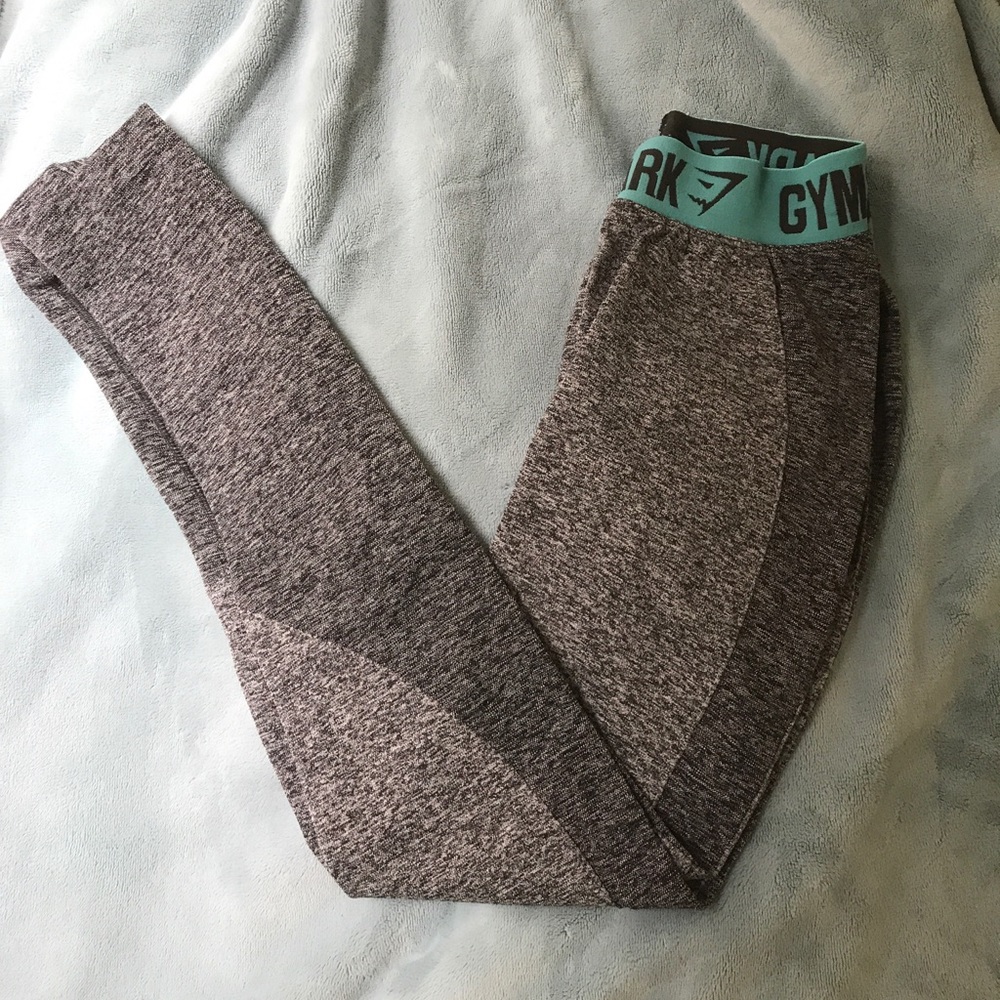 Gym shark leggings