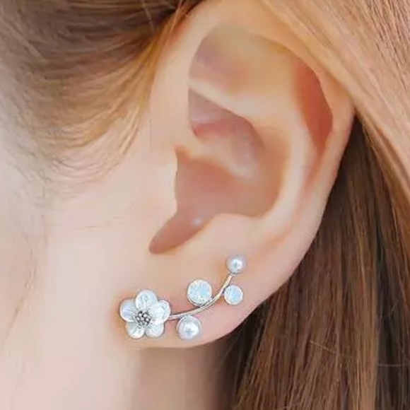 SOLD l Earrings - Picture 5 of 5