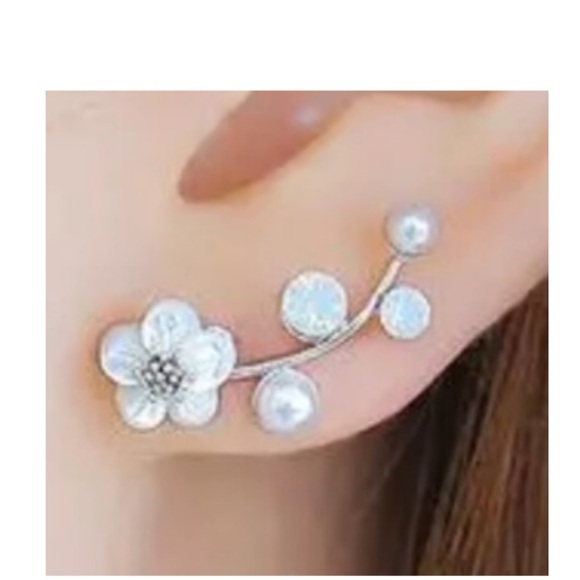 SOLD l Earrings - Picture 4 of 5