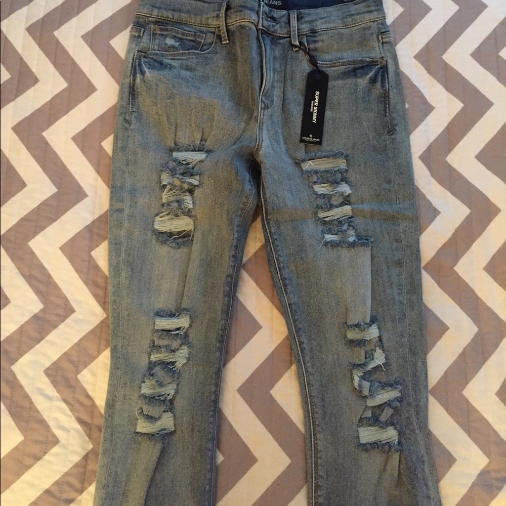EXPRESS mid rise, skinny jeans. NWT, size 6 short