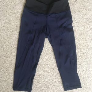Lululemon size 4 navy crop Capri leggings