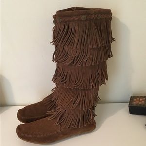 Minnetonka 5 Layer Fringe Moccasin Boots Size 9