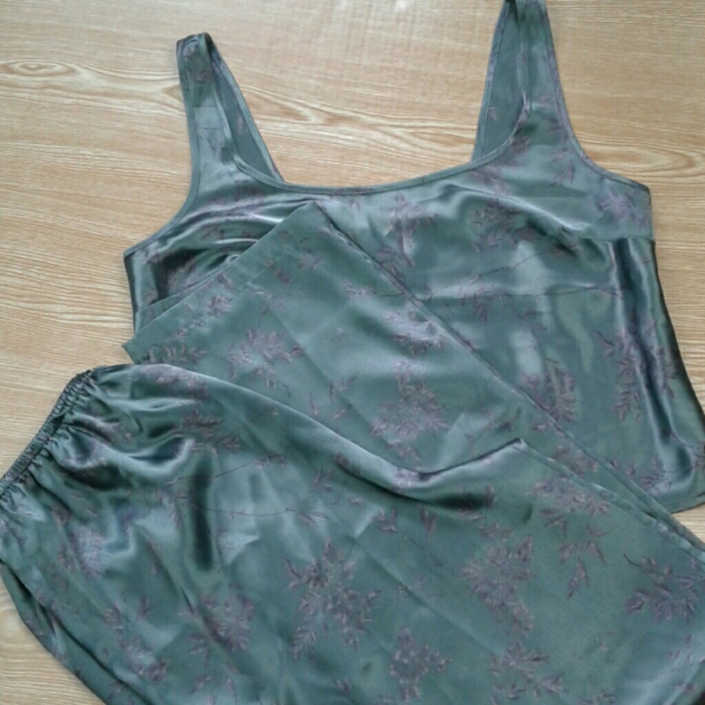 NWOT  Victoria's secret satin PJ set