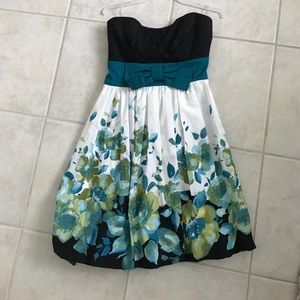 Size 5 dress. Fits more like a size 2.
