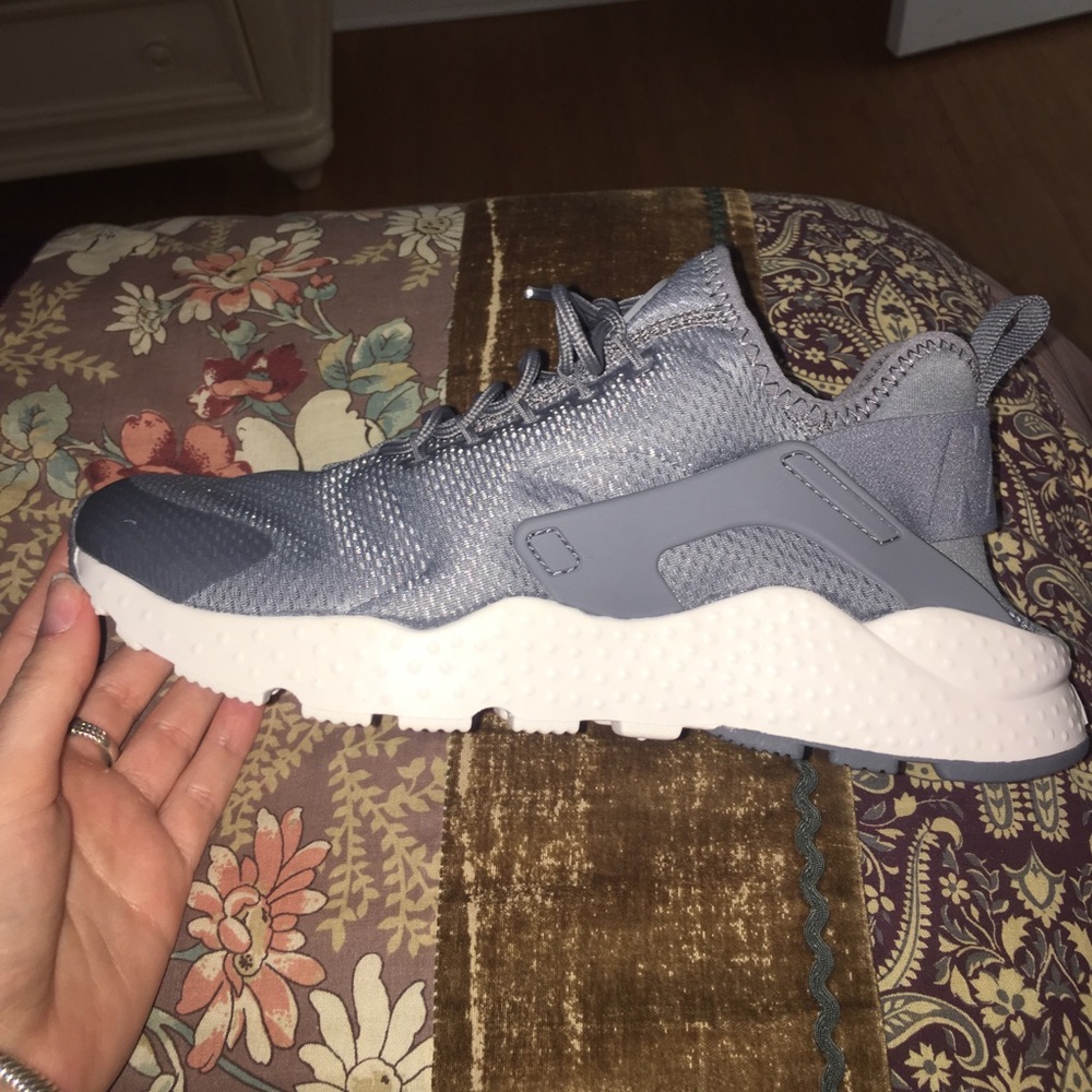 BRAND NEW NIKE HUARACHES
