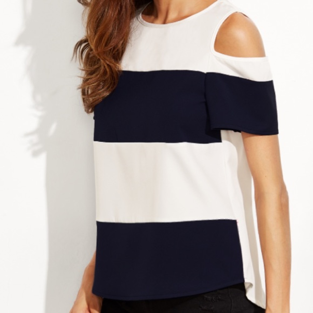 🎉HOST PICK 🎉 Navy &white off the shoulder tee