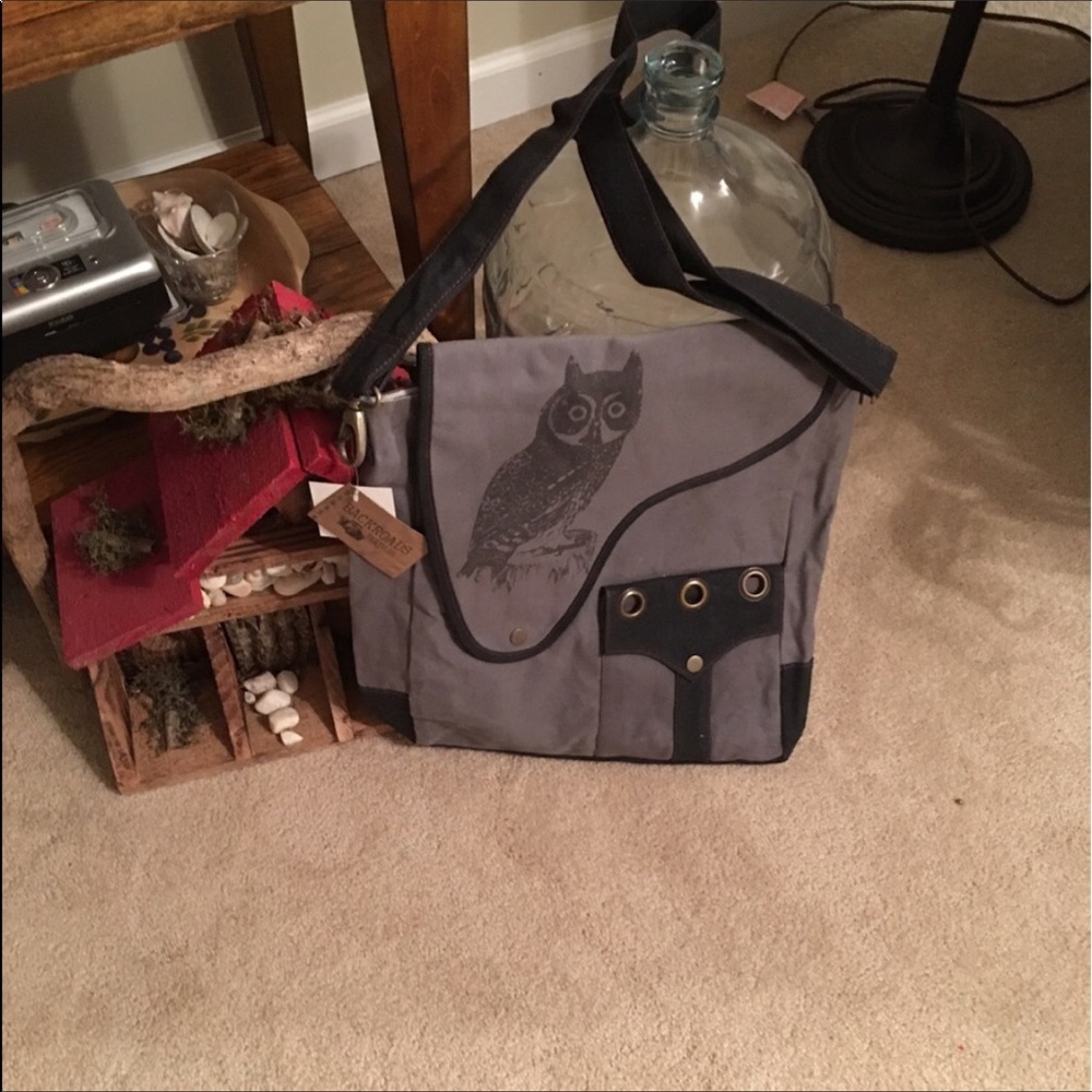 REDUCED.....CROSSBODY BAG - Picture 3 of 4
