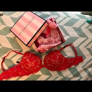 NWT NEVER WORN VS very sexy push-up bra with box
