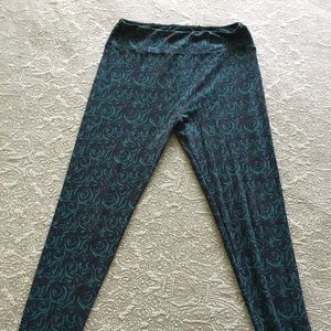LuLaRoe Tall & Curvy leggings-black w/ green roses