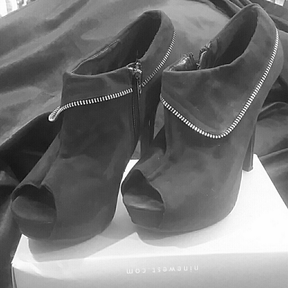 BEAUTIFUL Black bootie heels