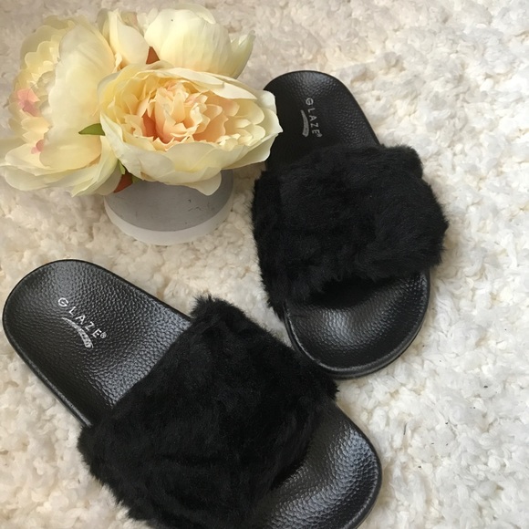 🎁 New Fuzzy Faux Comfy Slides🎁 - Picture 2 of 7
