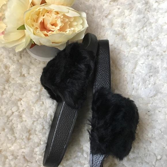 🎁 New Fuzzy Faux Comfy Slides🎁 - Picture 3 of 7