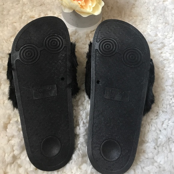 🎁 New Fuzzy Faux Comfy Slides🎁 - Picture 4 of 7