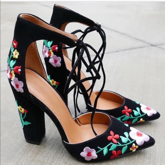 Shoes - 🐣💐Spring Fling HP💐🐣✨Vere Flower Pumps✨