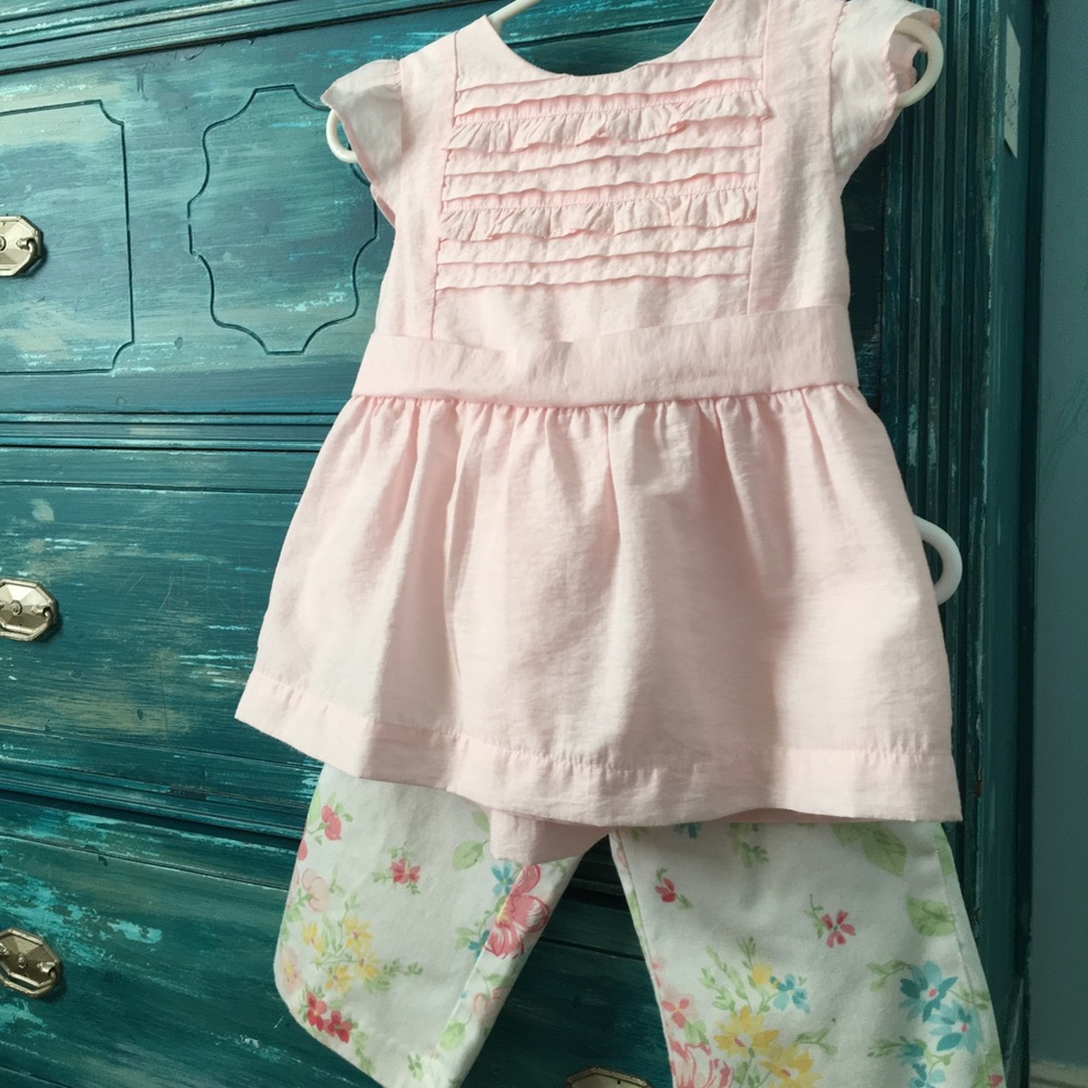 Janie and Jack Crepe Blouse w/ Floral Pint Capris