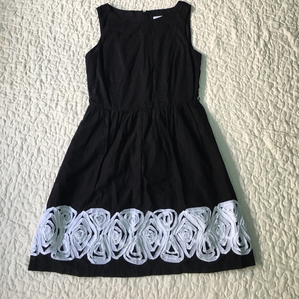 Ladies size 8 New York & Co dress black white