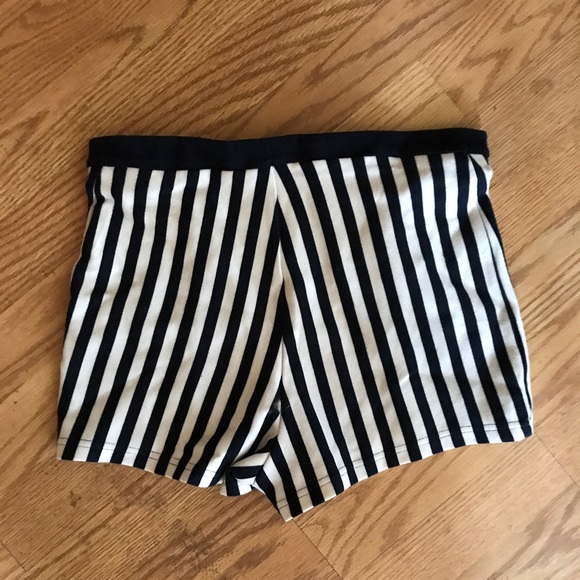 Pin stripe shorts - Picture 2 of 2
