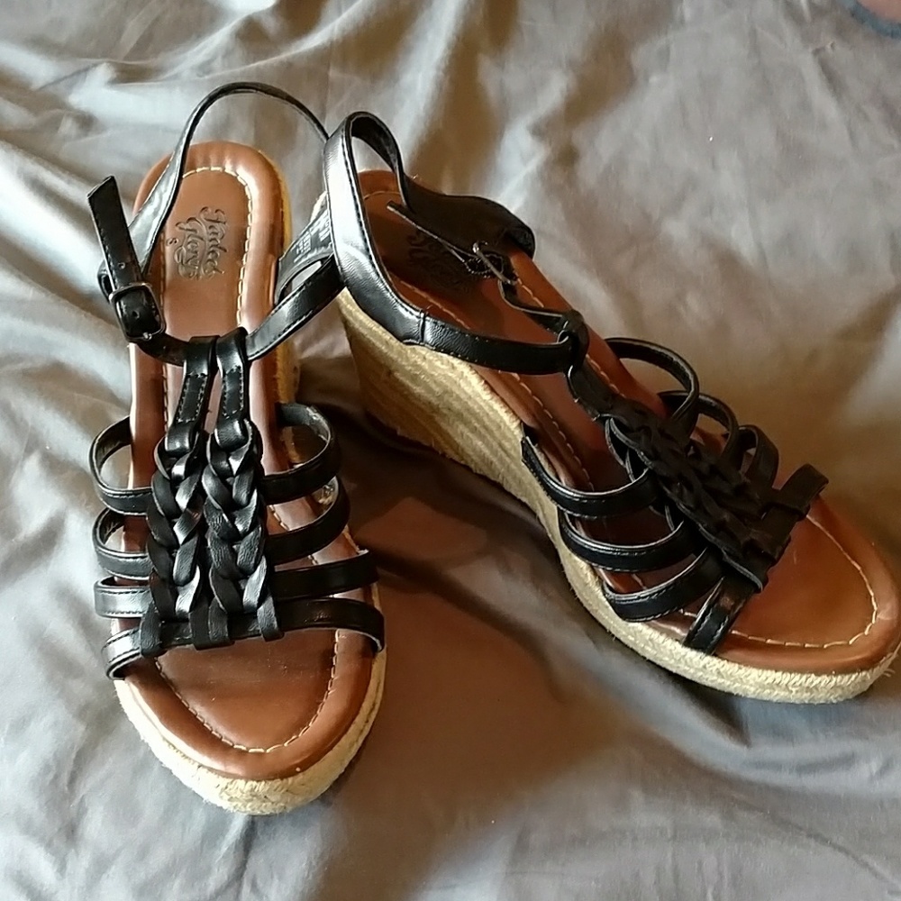 Black wedges