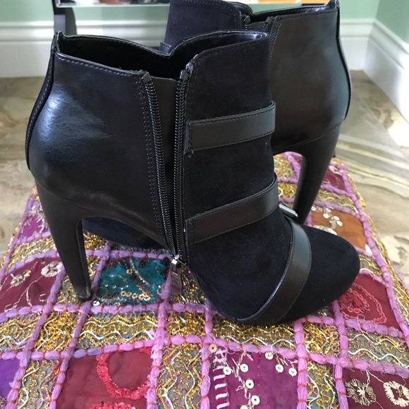 Sexy Black ankle boots, triple buckle Size 7.5 - Picture 2 of 7