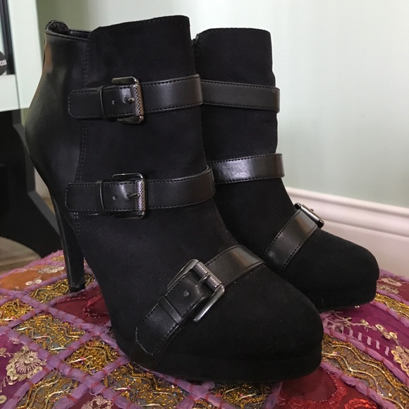 Sexy Black ankle boots, triple buckle Size 7.5 - Picture 7 of 7