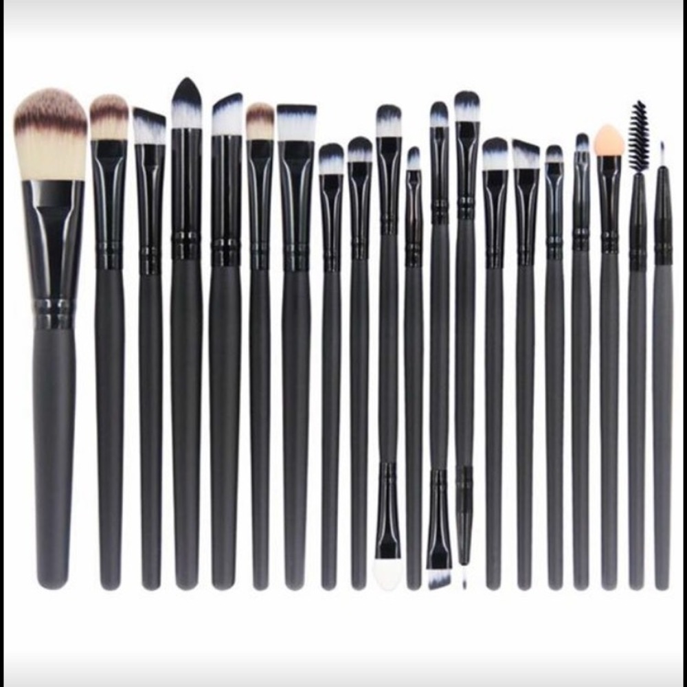 NWT Set of 20 makeup brushes