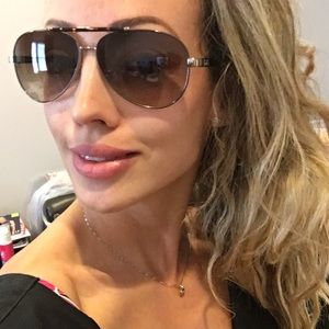 Casual aviator sunglasses, graduated brow