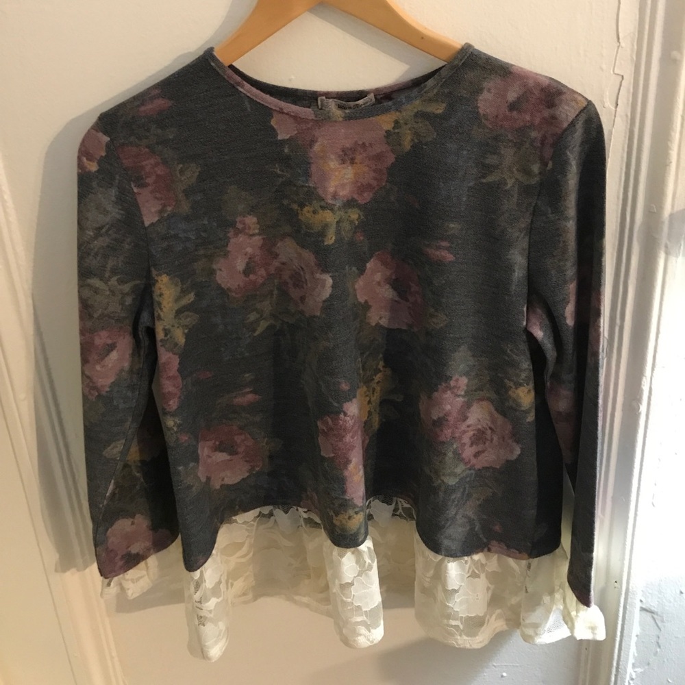 Size M Long sleeve floral shirt with lace detail
